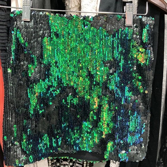 GUESS STUNNING 2 way color Sequin Skirt. SEXY! Size XS. - Picture 8 of 9